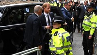Pangeran Harry keluar dari mobil untuk menghadiri persidangan satu dari lima kasus hukum yang melibatkannya. Di antaranya Daily Mirror, News Group Newspapers Murdoch, penerbit The Sun, dan Associated Newspapers Ltd. yang memiliki Daily Mail dan Mail on Sunday. (Foto: Getty Images/Kate Green)