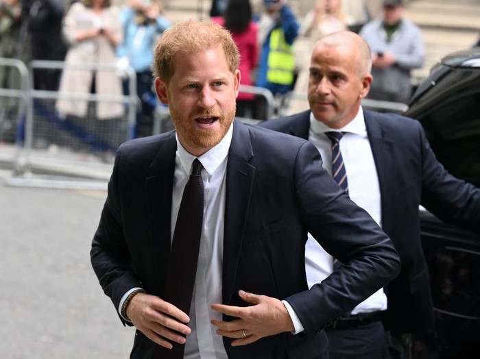 LONDON, ENGLAND - JUNE 06: Prince Harry, Duke of Sussex, arrives to give evidence at the Mirror Group Phone hacking trial at the Rolls Building at High Court on June 06, 2023 in London, England. Prince Harry is one of several claimants in a lawsuit against Mirror Group Newspapers related to allegations of unlawful information gathering in previous decades. (Photo by Karwai Tang/WireImage)