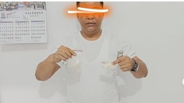 Aiptu FFB saat memegang barang bukti sabu. (Foto: Instagram Kodam I/BB)