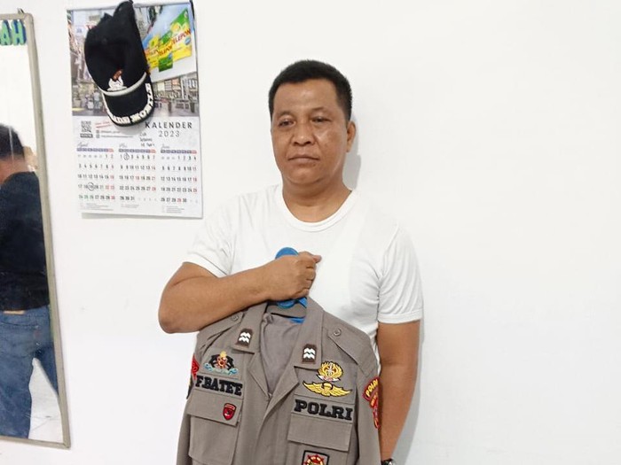 Aiptu FFB sambil memegang seragam dinas usai diamankan kasus kepemilikan sabu oleh personel TNI. (Foto: Istimewa)