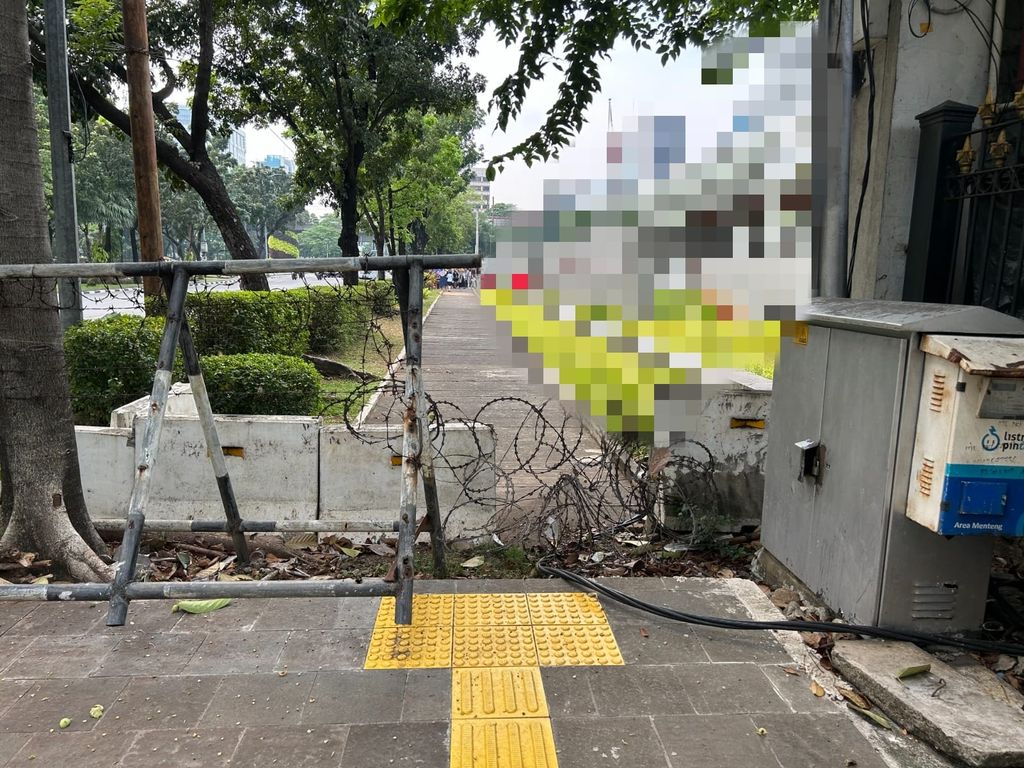 Akses Trotoar Depan Kedubes AS Belum Dibuka, Masih Dipasang Beton (7/6) (Kadek-detikcom)