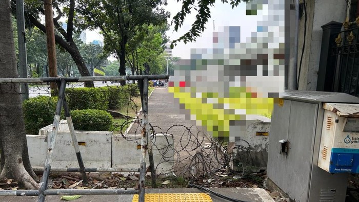Akses Trotoar Depan Kedubes AS Belum Dibuka, Masih Dipasang Beton (7/6) (Kadek-detikcom)