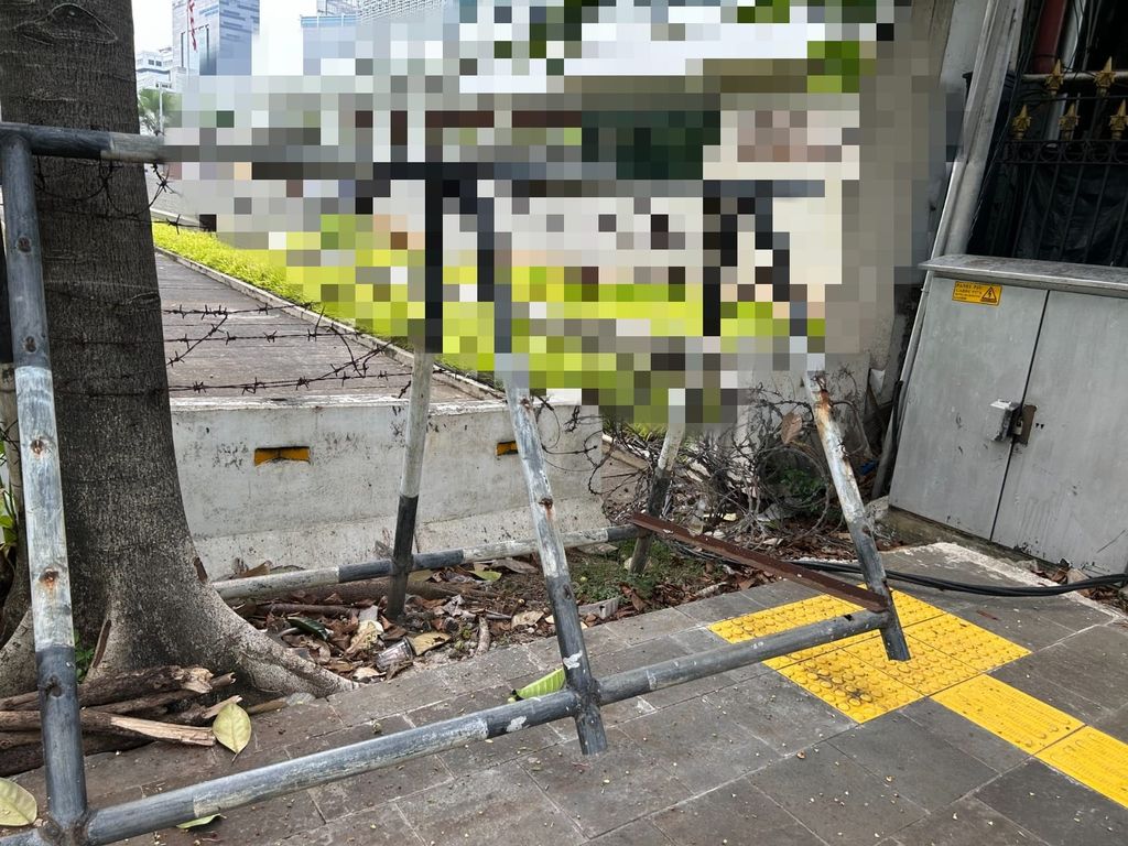 Akses Trotoar Depan Kedubes AS Belum Dibuka, Masih Dipasang Beton (7/6) (Kadek-detikcom)