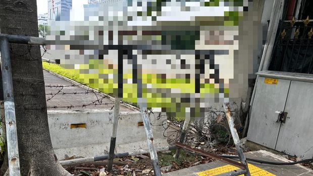 Akses Trotoar Depan Kedubes AS Belum Dibuka, Masih Dipasang Beton (7/6) (Kadek-detikcom)