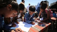 Anak-anak Palestina menuliskan surat aspirasi mereka, Gaza, Palestina, Selasa (6/6/2023).