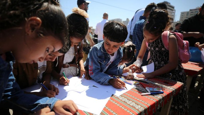 Anak-anak di Palestina sampaikan aspirasi mereka melalui surat botol. Hal ini dilakukan ditengah konflik Palestina dengan Israel.