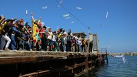 Selanjutnya, anak-anak tersebut melemparkan botol ke laut Gaza.