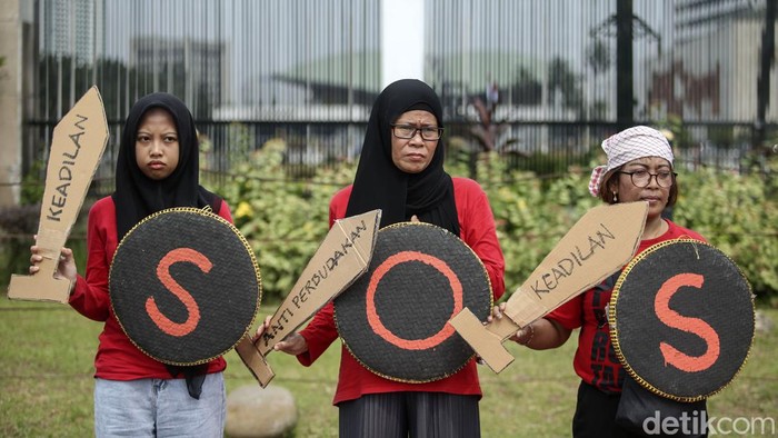 Massa dari Koalisi Sipil untuk RUU Perlindungan Pekerta Rumah Tangga (PPRT) melakukan aksi di Depan DPR RI, Jakarta, Rabu (7/6/2023).
