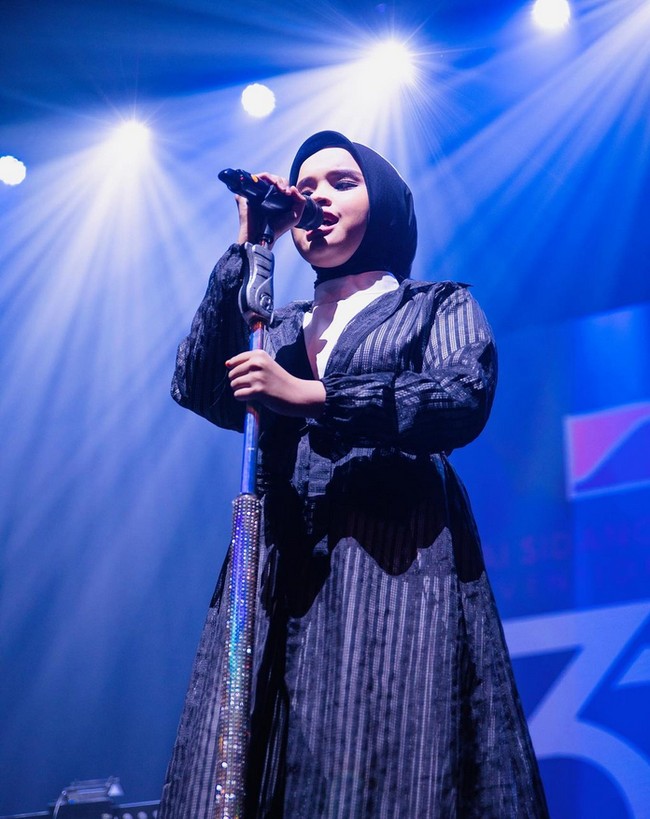 Remaja yang bernama lengkap Ariani Nisma Putri ini mulai dikenal semenjak mengikuti kompetisi Indonesias Got Talent 2014 dan berhasil meraih gelar juara. Foto: Dok. Instagram @arianinismaputri.