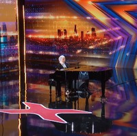 Putri Ariani jadi perbincangan netizen hingga menjadi trending di Twitter usai penampilannya di Americas Got Talent 2023 berhasil membius penonton hingga mendapatkan standing ovation dari empat juri yaitu Simon Cowell, Heidi Klum, Howie Mandel dan Sofia Vergara.  Foto: Dok. Twitter Americas Got Talent.