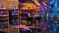 Aksi Putri Ariani mendapatkan golden buzzer di Americas Got Talent. Foto: Dok. Twitter Americas Got Talent.