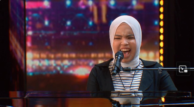 Terkesima dan takjub melihat penampilan Putri Ariani, Simon langsung menghampiri remaja kelahiran 31 Desember 2005 itu. Simon Cowell meminta Putri membawakan satu buah lagu lagi. Kemudian dia membawakan lagu kedua yang berjudul Sorry Seems to Be the Hardest Word. Langsung berhasil membuat penonton dan para juri semakin terharu. Foto: Dok. Twitter Americas Got Talent.