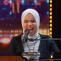 Terkesima dan takjub melihat penampilan Putri Ariani, Simon langsung menghampiri remaja kelahiran 31 Desember 2005 itu. Simon Cowell meminta Putri membawakan satu buah lagu lagi. Kemudian dia membawakan lagu kedua yang berjudul Sorry Seems to Be the Hardest Word. Langsung berhasil membuat penonton dan para juri semakin terharu. Foto: Dok. Twitter Americas Got Talent.