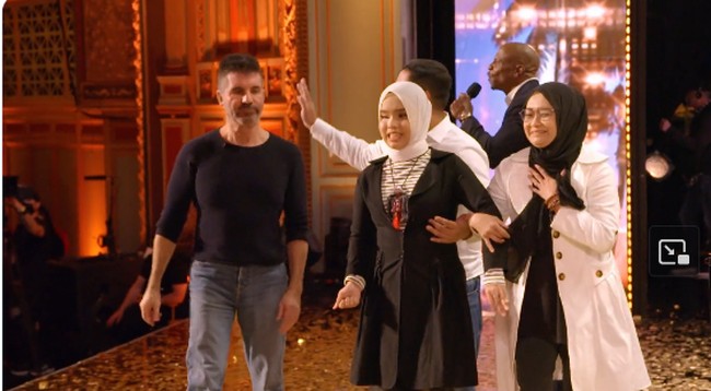 Penampilan Putri Ariani mendapatkan Golden Buzzer dari Simon Cowell. Aartinya Putri bisa langsung ke babak AGT Live Shows. Golden Buzzer hanya diberikan juri satu kali selama audisi kompetisi. Pembawa acara Terry Crews bertanya kepada Simon tentang alasannya memberikan Golden Buzzer. Karena dia (Putri Ariani) sangat brilian, ungkap Simon.  Foto: Dok. Twitter Americas Got Talent.