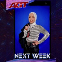Usai membawakan dua buah lagu dan mendapatkan Golden Buzzer, Putri langsung menangis terharu di atas panggung. Kedua orang tuanya Ismawan Kurnianto dan Reni Alfianty memberikan selamat dan memeluk sang putri tercinta. Momen itu sontak membuat penonton semakin riuh bertepuk tangan. Foto: Dok. Instagram @arianinismaputri.