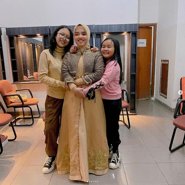 Putri mulai menemukan bakatnya dalam bernyanyi ketika ia berusia dua tahun. Putri ketika itu kerap meniru bunyi suara yang didengarkannya. Meskipun dengan keterbatasan penglihatan, orang tua Putri selalu memberikan dukungan kepada anaknya yang berbakat dalam bernyanyi.  Foto: Dok. Instagram @arianinismaputri.