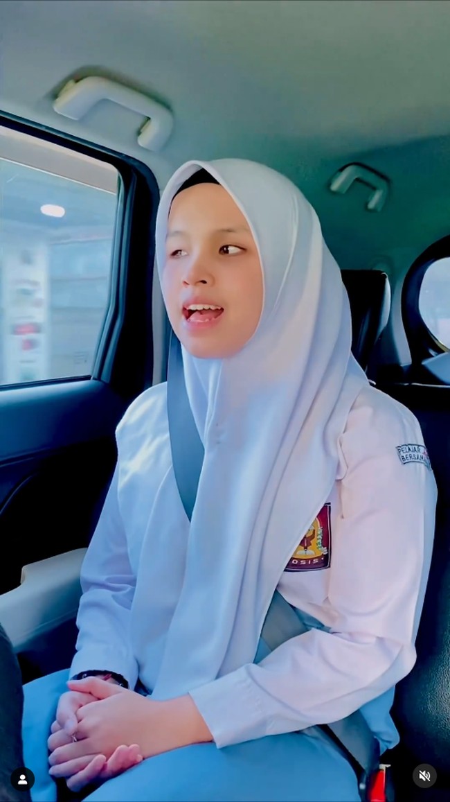 Pada tahun 2016, Putri mendapatkan penghargaan dalam rangka Anugerah Baiduri sebagai penyanyi cilik berprestasi tingkat nasional. Kemudian di tahun yang sama, Putri mendapatkan juara 2 tingkat nasional literasi FLS2N, dan menjadi finalis di acara The Voice Kids Indonesia (musim kedua). Saat ini, Putri masih duduk di bangku SMA dan bercita-cita masuk Juilliard College of Music, New York. Foto: Dok. Instagram @arianinismaputri.