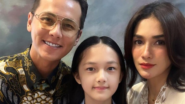 7 Inspirasi Baju untuk Datang ke Wisuda Anak dari Selebriti