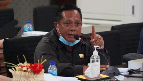 Anggota Komisi II DPRD Kabupaten Karangasem I Made Juwita mengkritik PDAM Tirta Tohlangkir yang menaikkan tarif, namun tidak memperbaiki layanannya.