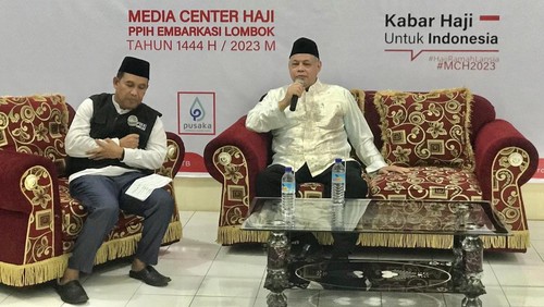 Anggota Komisi VIII DPR Nanang Samudra saat mengawasi pemberangkatan jemaah haji kloter pertama embarkasi Lombok, Mataram, NTB, pada Rabu dini hari (7/6/2023).