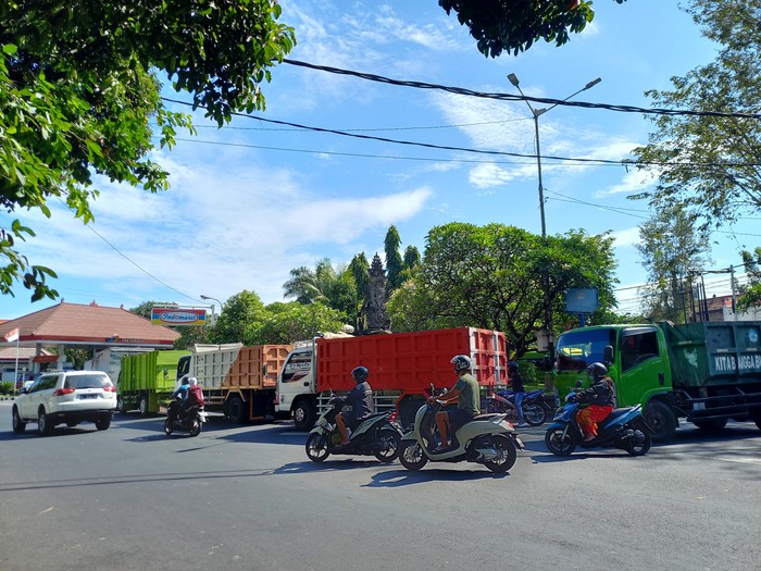 Antrean panjang terjadi di salah satu SPBU di Buleleng, Bali, Rabu (7/6/2023). (Made Wijaya Kusuma)