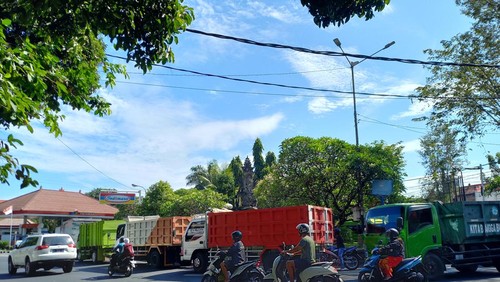 Antrean panjang terjadi di salah satu SPBU di Buleleng, Bali, Rabu (7/6/2023). (Made Wijaya Kusuma)