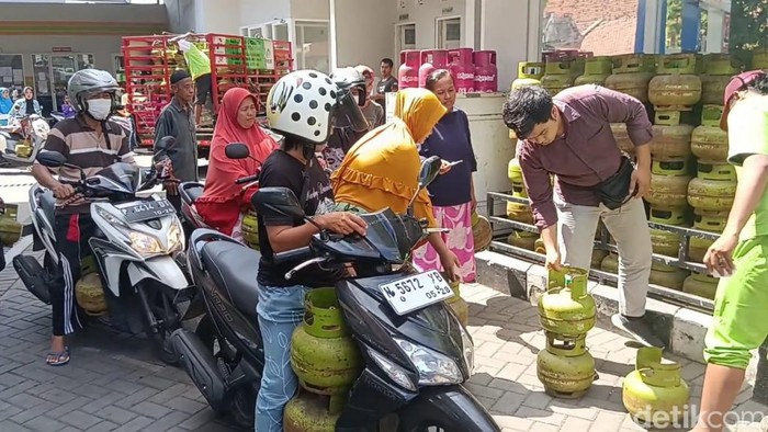 Antrean warga Kota Pasuruan di pangkalan elpiji SPBU Gadingrejo.