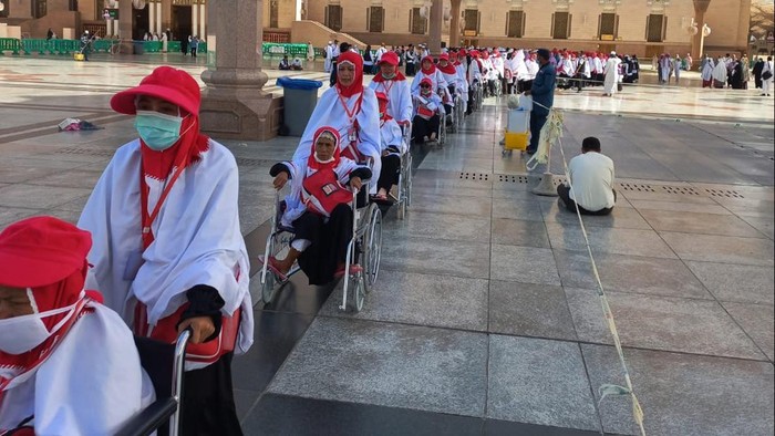 Lansia jadi prioritas saat menganti masuk Raudhah di Masjid Nabawi