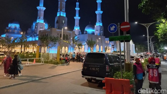 Areal parkir timur Masjid MBZ Solo. Foto diunggah Rabu (7/6/2023).