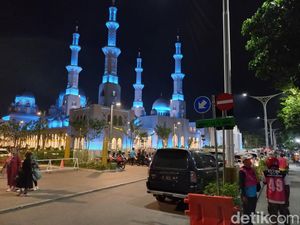 Timur Masjid MBZ Solo Steril Parkir di Akhir Pekan, Warga Sambat Tambah Macet