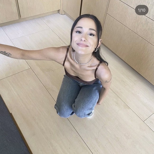 Namun dia menyampaikan bahwa sebaiknya orang lain tidak perlu mengkhawatirkan atau mengomentari tubuhnya. “Aku pikir kita harus menjadi lebih lembut dan seharusnya tidak nyaman mengomentari tubuh orang, apapun yang terjadi,” ucap Ariana Grande di TikToknya. Foto: Instagram