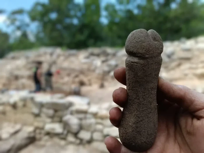 Artefak Berbentuk penis