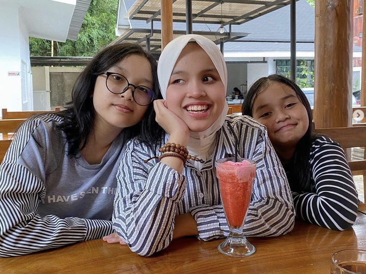 Bahagianya Putri Ariani Saat Cicip Kue Ultah dan Kulineran Bareng Keluarga