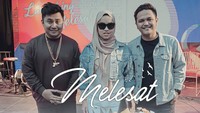 Tahun 2020, Putri meluncurkan lagu single berjudul Melesat. Untuk menandai perayaan ini, ia memotong dan menikmati tumpeng. Foto: Instagram arianinismaputri