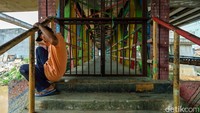 Meski ditutup, warga masih nekat merayap di pinggir JPO dari dekat pintu pagar sisi Rawajati, Jaksel.  