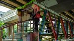 Bak Ninja Warrior, Warga Merayap di JPO Kalibata Ciliwung yang Ditutup