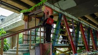 Warga tampak sudah terbiasa merayap di pinggir JPO yang ditutup. Ada sedikit celah untuk masuk ke dalam JPO.   