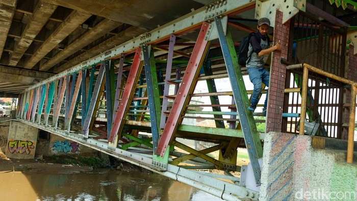JPO Kalibata Ciliwung di perbatasan Jaksel-Jaktim ditutup untuk mencegah tawuran antar-warga. Meski ditutup, warga masih nekat merayap di pinggir JPO, Rabu (7/6/2023).