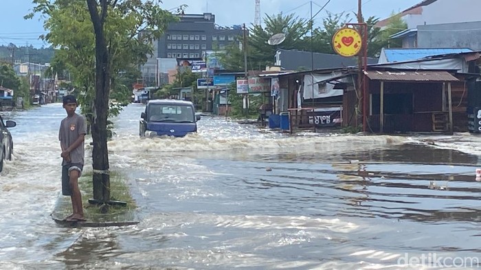 Banjir di Jalan Sungai Maruni, Km 10, Sorong, Papua Barat Daya.