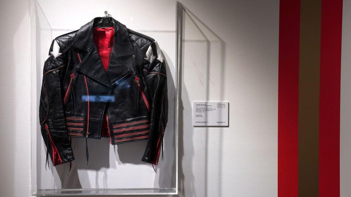 Barang-barang Unik Milik Freddie Mercury Dilelang, Siapa Minat? NEW YORK, NEW YORK - JUNE 01: Freddie Mercury's arrow stage jacket is on display as Sotheby's unveils Freddie Mercury's handwritten working lyrics at Sotheby's on June 01, 2023 in New York City. (Photo by John Lamparski/Getty Images)