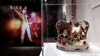 Mahkota dan ansambel jubah khas Freddie Mercury yang pernah dipakai selama Magic Tour, 7 Juni - 9 Agustus 1986, dirancang oleh Diana Moseley diperkirakan akan terjual 60.000-80.000 GBP atau sekitar Rp 1,1 miliar - Rp 1,4 miliar.  