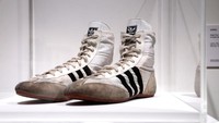 Sneakers top tinggi Adidas ukuran 8,5 yang dipakai oleh Freddie Mercury sekitar tahun 1980-an diperkirakan terjual 3.000-6.000 GBP atau sekitar Rp 56 juta - Rp 112 juta.  