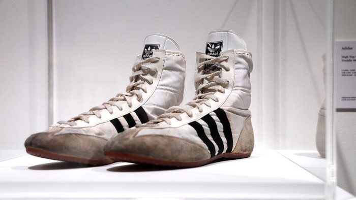 Barang-barang Unik Milik Freddie Mercury Dilelang, Siapa Minat? NEW YORK, NEW YORK - JUNE 01: A pair of Adidas high top sneakers are on display during the unveiling of Freddie Mercury's handwritten working lyrics at Sotheby's on June 01, 2023 in New York City. (Photo by John Lamparski/Getty Images)
