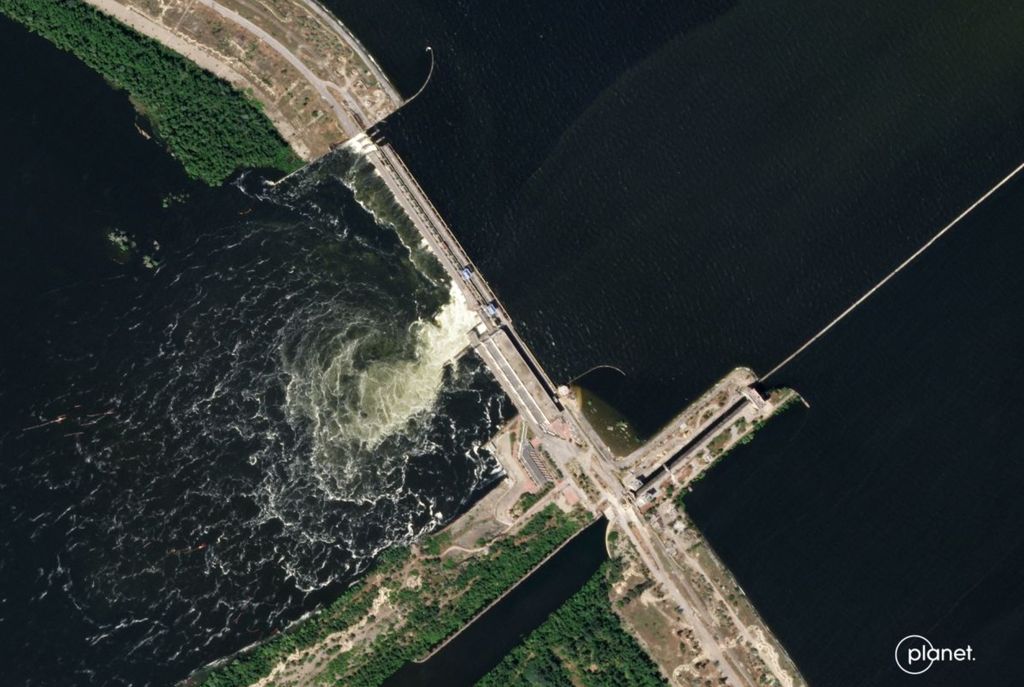 Bendungan Kakhovka jebol terlihat dari satelit