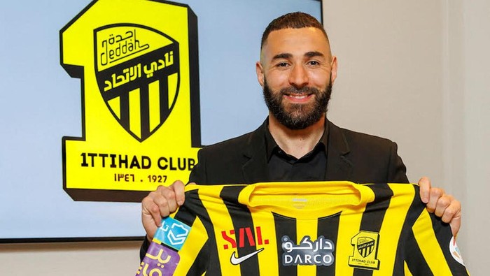 Karim Benzema poses holding the jersey of Saudi Arabian soccer team Al Ittihad in this handout photo obtained by Reuters June 6, 2023.  Al Ittihad/Handout via REUTERS THIS IMAGE HAS BEEN SUPPLIED BY A THIRD PARTY. MANDATORY CREDIT