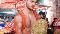 Di @hotdudedwithdurian para netizen akan dimanjakan dengan pria-pria seksi, yang tengah membawa durian, mengupas durian, hingga memakan durian. Foto: Instagram @hotdudeswithdurian