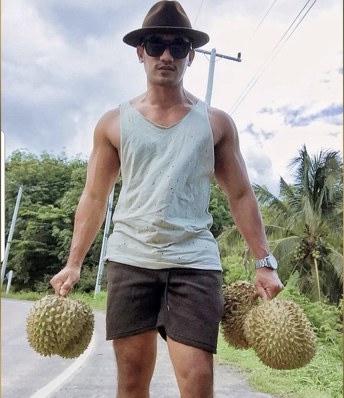 Bikin Salting! Instagram Ini Khusus Unggah Foto Pria Seksi dengan Durian Bikin Salting! Instagram Ini Khusus Unggah Foto Pria Seksi dengan Durian