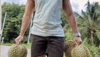  Lewat lokasi yang tertera di unggahan foto, memudahkan netizen untuk mencari tahu lebih lanjut tentang pria-pria tampan penggemar durian ini. Foto: Instagram @hotdudeswithdurian