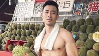  Dimulai dari akun @hotdudesreading di Instagram, yang viral karena mengunggah ratusan foto pria-pria tampan tengah membaca buku. Akun @hotdudeswithdurian juga tak kalah menarik perhatian. Foto: Instagram @hotdudeswithdurian