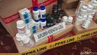 Produk yang dijual dari toko online tersebut antara lain obat-obatan, obat tradisional, suplemen kesehatan, kosmetika, dan olahan bahan pangan. Obat dan makanan ilegal yang ditemukan diduga tidak menerapkan cara pembuatan yang baik dalam proses pembuatannya. (Foto: DetikHealth/Averus Al Kautsar)
